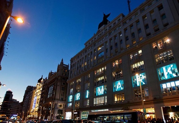 La histórica sede de Prisa en Gran Vía 32, en Madrid, es ocupada ahora por Primark. El grupo se ha quedado solo la parte superior del edificio. 