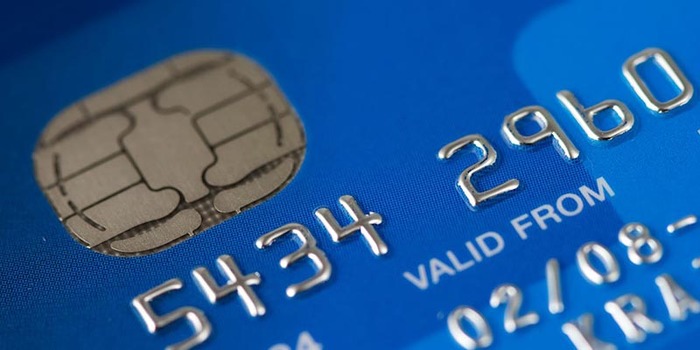 La difícil tarea de tocar plástico en el banco