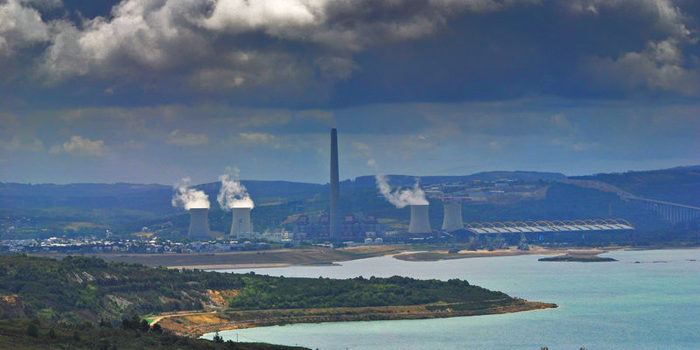 Las centrales térmicas emiten grandes cantidades de compuestos contaminantes