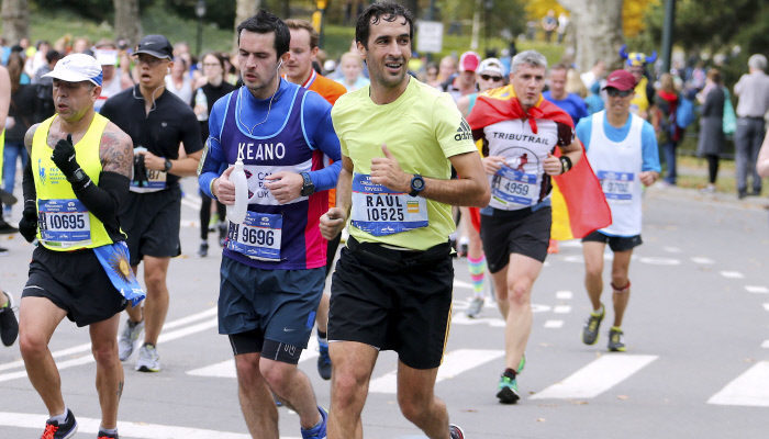 Raúl González durante la maratón de Nueva York (Gtres Online)
