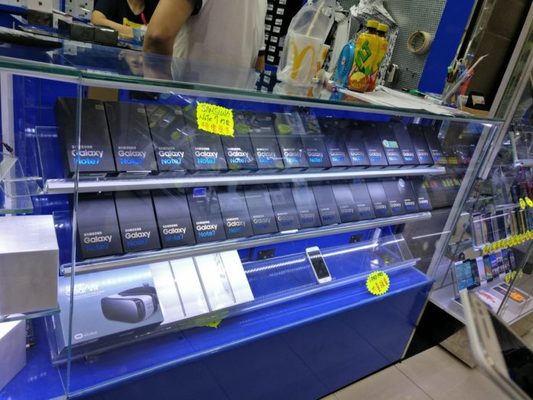 El Note 7 aún se vende en Hong Kong. Richard Lai en Twitter