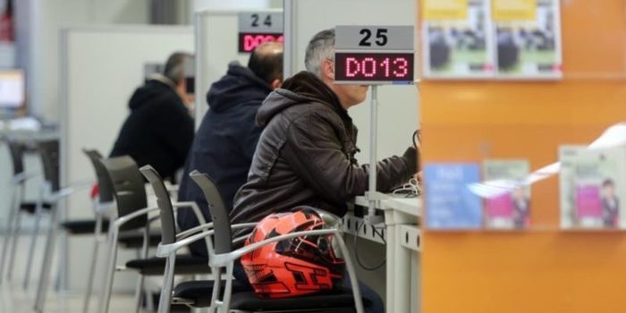 BARCELONA 02 02 2016 Economia El Ministerio de Ocupacion y Seguridad Social publica los datos del paro registrado en enero En la foto ambiente en la oficina de treball del barrio del Carmel en la c Argimon FOTO de RICARD CUGAT