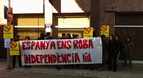 independetistas-de-la-cup-con-el-cartel-de-espana-nos-roba