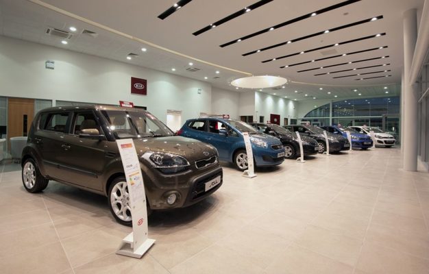 Con estos consejos de la OCU podrás ahorrar 4.000 euros al comprarte un coche 8 Merca2.es kia concesionario 2012 Merca2.es