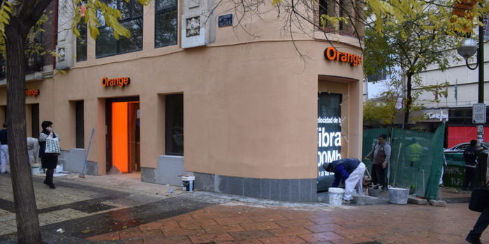 Aspecto de la fachada de la nueva tienda de Orange el pasado lunes, a una semana de la apertura. 