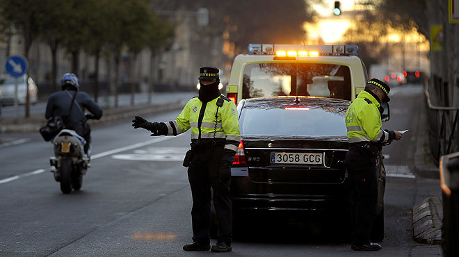 policia-multa-vehiculos-con-matriculas-pares-que-circulan-por-madrid-1483013148658