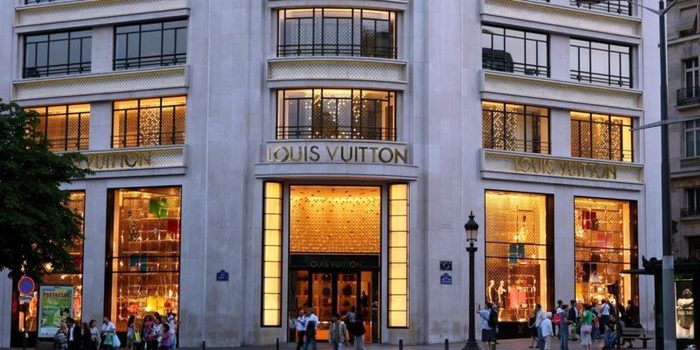 El sueño de los millonarios españoles, un motorista de Louis Vuitton a casa