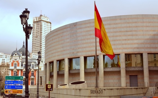 El Senado o el precio de vivir en una torre de Babel: El pastizal que se dejan en traductores