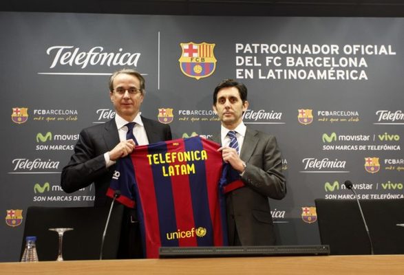 El presidente de Telefónica, que acaba de patrocinar al Real Madrid, durante la presentación de otro equipo español.