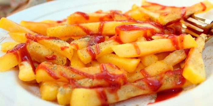 patatas bravas con tomate y tabasco