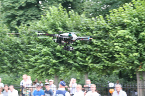 Dron sobre una multitud