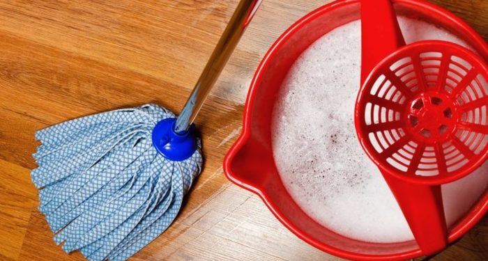 Te contamos cómo limpiar y desinfectar una fregona fácilmente 101 Merca2.es Paso 3: escurre y enjuaga