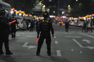 Policía vigilando evento público