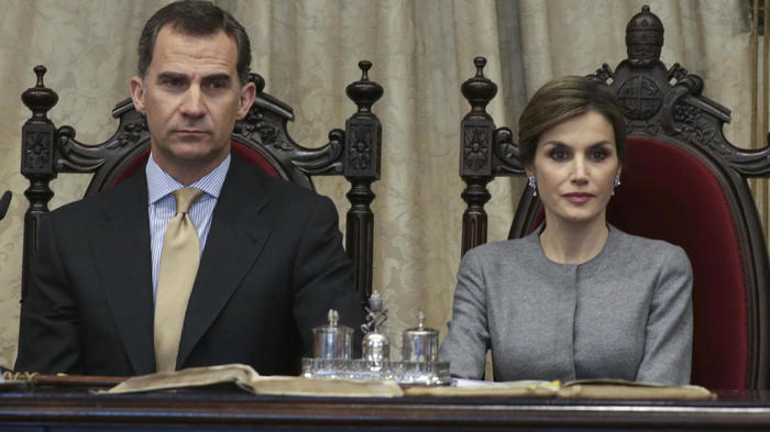 dona letizia de gris y repitiendo su look rottenmeier en su unico acto de la semana Merca2.es