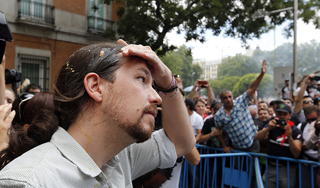 El huevazo a Pablo Iglesias y otros políticos que han sido brutalmente agredidos en público