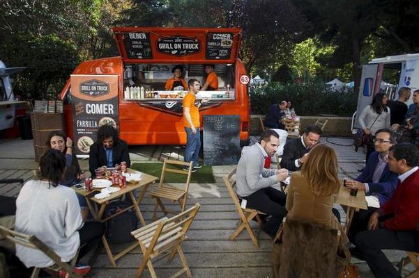 MadrEAT y el Ayuntamiento de la capital tratan de zanjar la guerra por los ‘foodtruck’ de Azca