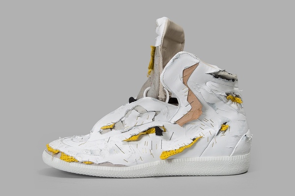 Nuevas tendencias: Desde la bolsa «Ikea» de Balenciaga a las zapatillas «destrozadas» de Margiela