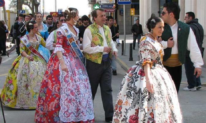 Vivienda meditación cruzar Los trajes regionales, un lujo al alcance de pocos bolsillos
