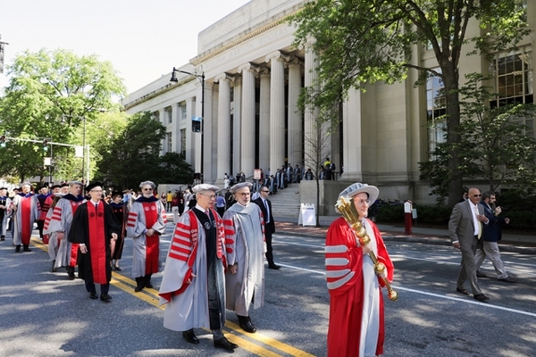 DR MIT Commencement procession 04 Merca2.es