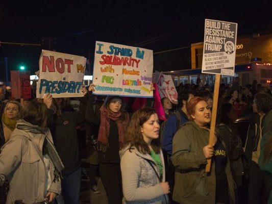 "Documentos manipulados manifestación antiTrump"