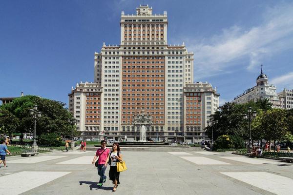 A Riu le flaquean las piernas tras comprar el Edificio España y creará un cuatro estrellas