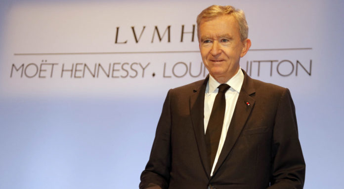 Seleccionar Arnault y Bezos reducen distancias con el ‘super rico’ Elon Musk, que pierde 16.000 millones en un día Arnault y Bezos reducen distancias con el ‘super rico’ Elon Musk, que pierde 16.000 millones en un día. Louis Vuitton