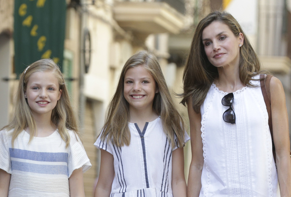 Letizia bloquea a un grupo de periodistas cuando intentaban preguntar a Leonor: «No busquéis titulares»