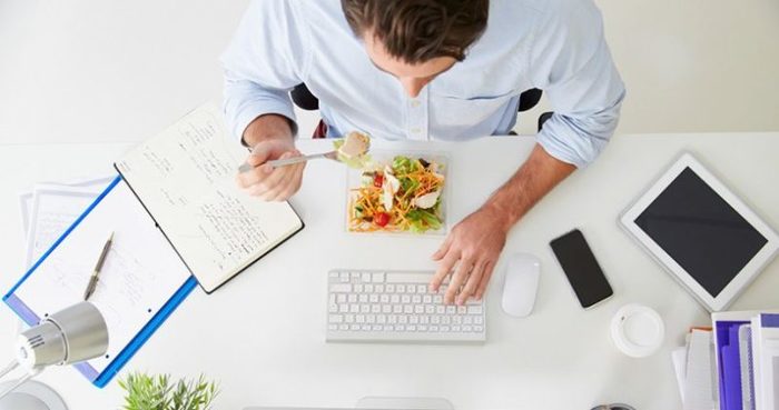 Consejos para evitar comer de más en la vuelta a la oficina