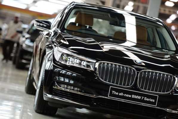 BMW recortará 2.000 millones de euros para hacer la transición hacia el coche eléctrico
