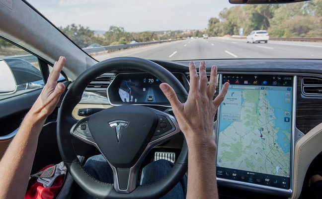 Tesla será investigado porque la publicidad de su piloto automático resulta engañosa