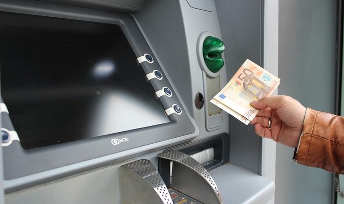La banca online y su eterno lastre: las comisiones ocultas en cajeros