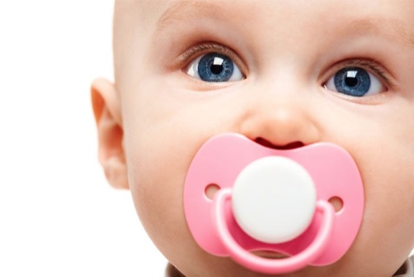 baby with pacifier Merca2.es