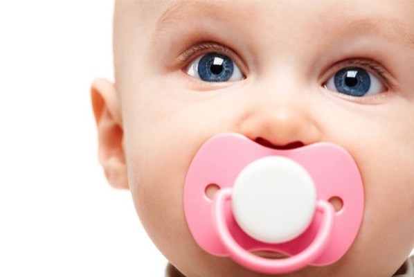 Intercambio de escupitajos: Es probable que compartas el microbioma de tu compañero de habitación 2 Merca2.es baby with pacifier Merca2.es