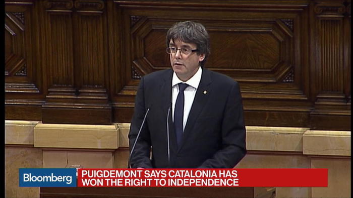 Puigdemont retrasa la independencia y pide diálogo con España