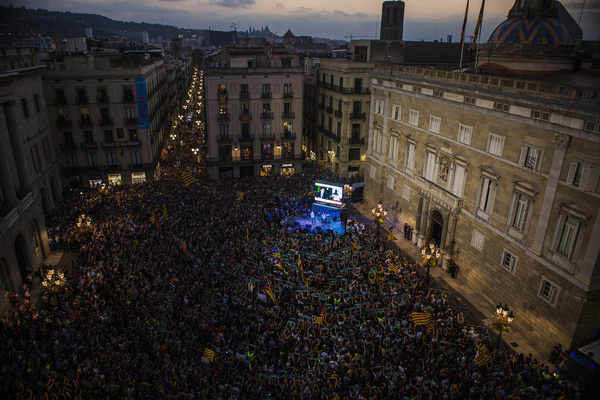¿Obedecer o desafiar a Madrid? Esa es la pregunta que se hacen en Cataluña este lunes