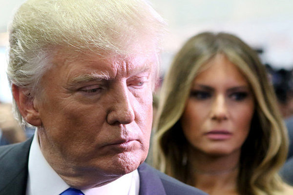 El último empujón de Trump a Melania; y otros desplantes públicos del primer matrimonio de América