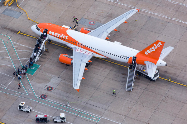 EasyJet contratará mujeres pilotos… Si tiene la suerte de encontrarlas