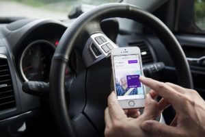 Uber explota todos los medios para reducir el poder de Travis Kalanick