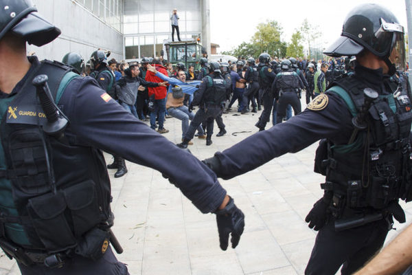 La policía optó por la represión para impedir el voto catalán 1 Merca2.es voto catalán
