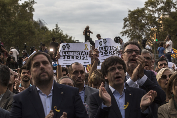 Reina el caos en Cataluña mientras Puigdemont corre hacia un callejón sin salida