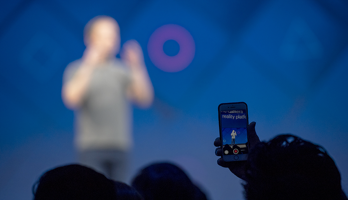 La batalla publicitaria entre Facebook y Google la deciden los adultos