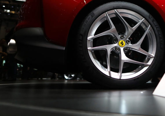 El FXX-K Evo se producirá en un número “extremadamente limitado” y se destinará únicamente para competiciones en lugar de estar preparado para el uso en una carretera estándar. El coche estará dirigido a un “grupo pequeño y altamente selecto de clientes de Ferrari: entusiastas de los superdeportivos deseosos de compartir el desarrollo de contenido tecnológicamente innovador”, según Ferrari. El Ebitda ajustado ha pasado de 634 millones de euros en 2013, el último año bajo Montezemolo, a 880 millones de euros en 2016. El plan de negocios hasta el 2022 podría incluir duplicar las ganancias operativas, según fuentes allegadas al proyecto en agosto. El fabricante predijo ajustadas ganancias de 950 millones de euros para este año. Los coches utilitarios deportivos no jugarán un papel en las ganancias de Ferrari por un tiempo. Si bien el fabricante está comprometido con los modelos, tomará alrededor de dos años y medio decidir sobre su producción, que se limitará a preservar la exclusividad, dijo Marchionne en octubre.