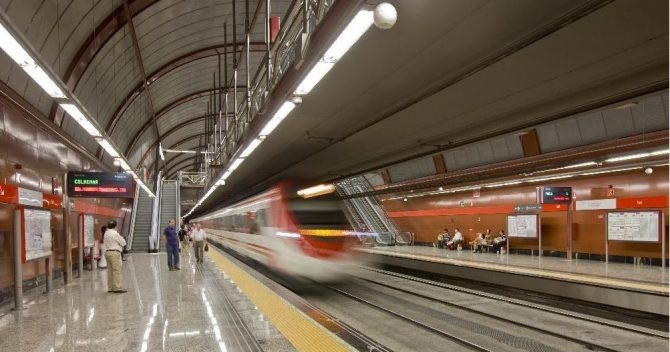 Aena vs. Renfe: ¿quién ofrece el mejor wifi gratuito a los pasajeros?