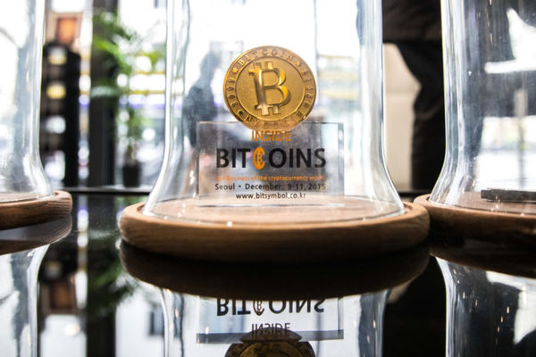 El bitcoin desafía a los escépticos y se dirige a los 10.000 dólares