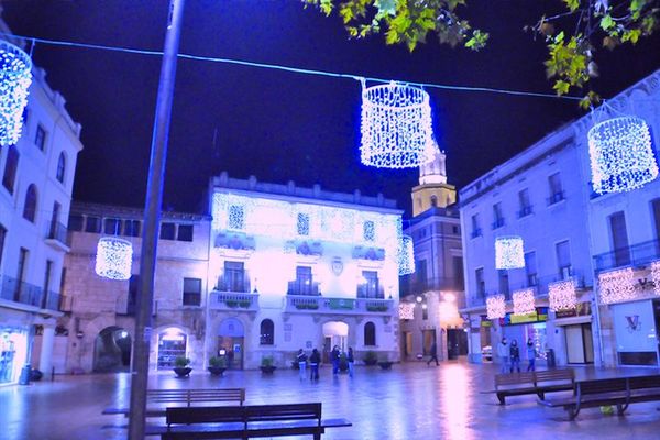 Viada ilumina de Navidad la ciudad
