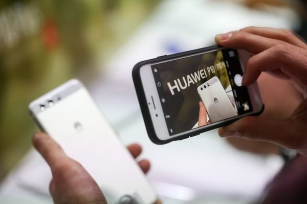 El Pentágono prohíbe los smartphones chinos en las tiendas militares