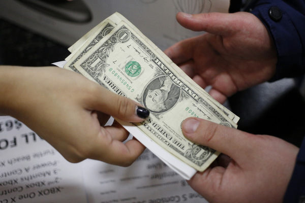 El euro llega a perder la paridad con el dólar tras darse a conocer el dato de inflación de EEUU