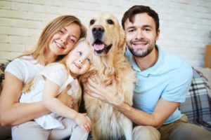 El 'baby-boom' de las mascotas genera un negocio de 850 millones anuales 1 Merca2.es Familia con perro Merca2.es