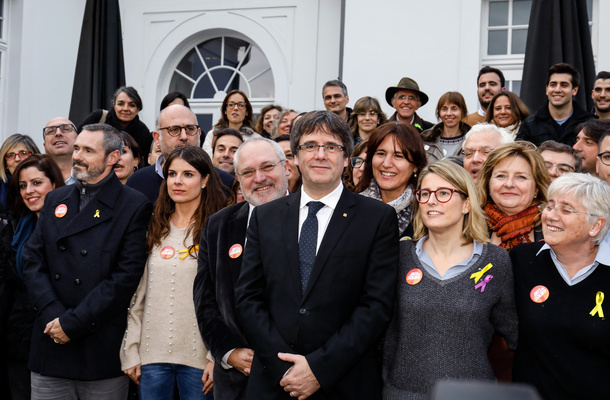 La historia se repite: separatistas catalanes se agolpan detrás de Carles Puigdemont