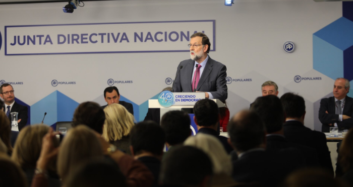 Rajoy se refugia en los alcaldes, y éstos le rehúyen